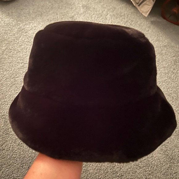 H&M black fur oversize bucket hat - Picture 2 of 2